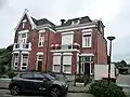 DUBBEL Woonhuis, gebouwd in 1909, in opdracht van de heren D. Houwen en R. van Dalen en naar een ontwerp van architect H. Reijgers (Enschede). Het pand ligt schuin op de rooilijn en het erf wordt afgescheiden van de openbare weg.