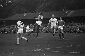 Dhlomo in actie voor Enschedese Boys (21-10-1962)