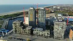 Ensor tower I (rechts) & Ensor tower II (links, nog onder constructie - begin juni 2023 )