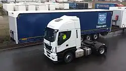 Trekker met ontkoppelde oplegger