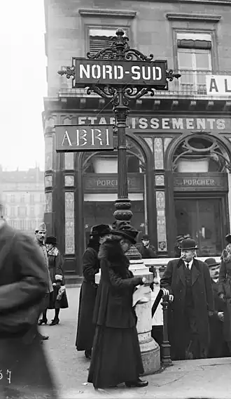 Toegangsmast bij de ingang van station Madeleine. 1918