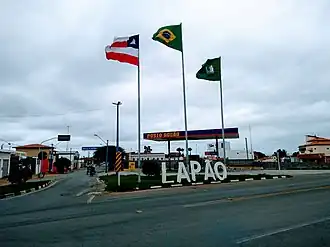 Vlaggen bij de entree van Lapão