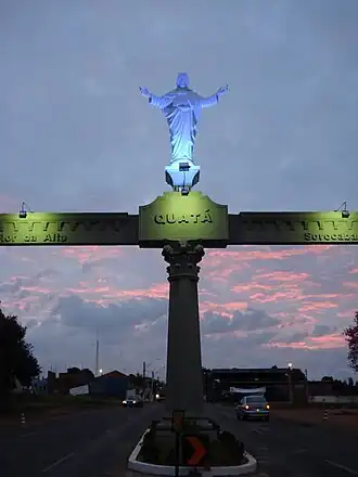 Entree van Quatá op de hoofdweg rua Carlos Bleinroth