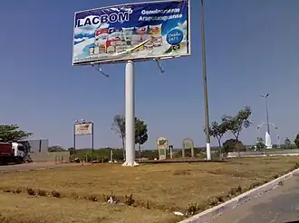 Reclamebord bij de ingang van Araputanga