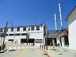 Ingang van het Monterey Bay Aquarium in de voormalige Hovden Cannery