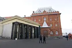 Het westelijke toegangsgebouw aan het Revolutieplein