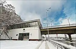 Het stationsgebouw tegen de helling aan de stadskant