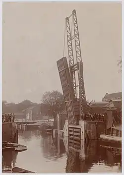 Daglichtcollodiumdruk vervaardigd door industrieel fotograaf Gustaaf Oosterhuis (1858-1938) van de ophaalbrug in de Hoogte Kadijk, ca 1903