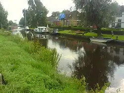 Gezicht over het Hoendiep in de richting van de til