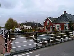 Gezicht vanaf de draaibrug op de bebouwing van Enumatil aan linkerzijde