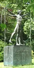 Sculptuur Hommage aan Leonardo (The Vitruvian Man) 1982 door Enzo Plazzotta in Belgrave Square in Londen