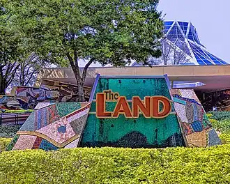 Het entreebord vóór het paviljoen met het logo (2016)