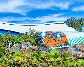 Het entreebord vóór het paviljoen met het logo