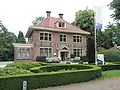 Voormalige pastorie met serre