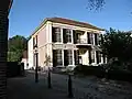 Villa met koetshuis