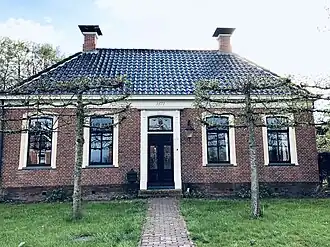 Schoolmeesterswoning bouwjaar 1871 van type dwarshuis. Nu monument