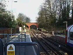 Het noordelijke einde van de Central Line, achter de brug ligt het baanvak naar Ongar.