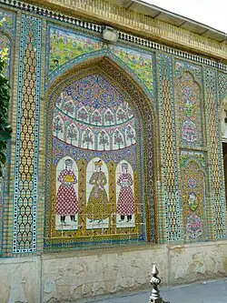 Tegelwerk van 3 Kadjaarse bedienden bij de ingang