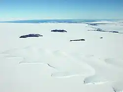 De Dellbridge-eilanden vanuit het zuidoosten. V.l.n.r. Tent Island, Inaccessible Island, Big Razorback en Little Razorback. Op de achtergrond rechts ligt het eiland Ross.