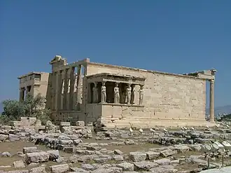 Het Erechtheion op de Akropolis met op de voorgrond de resten van het podium van de Oude Athenatempel