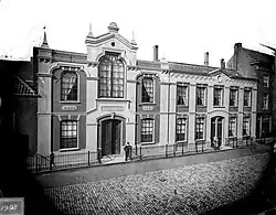Gezicht op de voorgevel van de Gymnastiekschool aan de Pieterskerkgracht nr 7 in Leiden. Glasnegatief uit het einde van de 19de eeuw