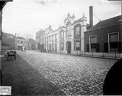 Gymnastiekschool aan de Pieterskerkgracht. Glasnegatief uit het einde van de 19de eeuw, gespiegeld