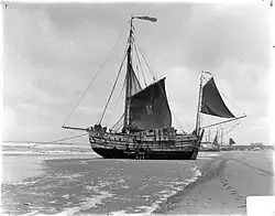 Bomschuit op het strand van Katwijk aan Zee. Foto door Jan Goedeljee, ca. 1900.