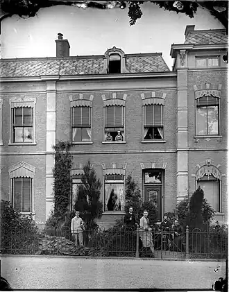 Plantage 7 met bewoners, foto Jan Goedeljee, ca. 1900