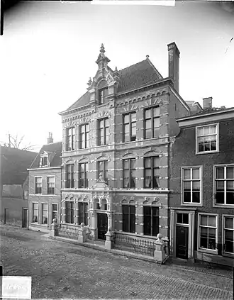 Gezicht op het Waals Ziekenhuis aan de Papengracht. Glasnegatief, eind 19de eeuw.