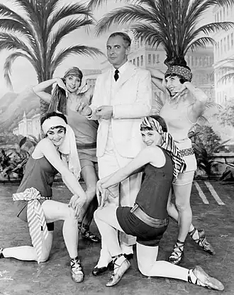 Persfoto voor de Broadwayproductie van The Boy Friend, met Eric Berry als Percival, omringd door v.l.n.r. Stella Claire, Lyn Connorty, Dilys Laye en Millicent Martin