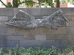 Reliëf Die Windsbraut II in Berlijn Tempelhof