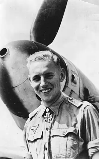 Leutnant Erich Hartmann voor zijn Bf 109 (G-6), oktober 1943