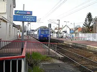 Zicht over de perrons, met een VB 2N-treinstam op het station..
