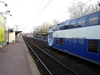 Zicht over de perrons, met een VB 2N-treinstam op het station.