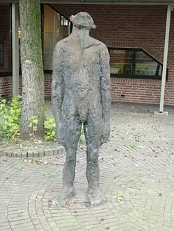 Sculptuur van Anet van de Elzen bij voormalig raadhuis
