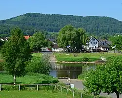 Gezicht op het dorp vanaf de overkant van de Wezer[2]