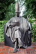 Erz-Abt zu (aartsabt te) Harsefeld, bronzen beeld door Carsten Eggers
