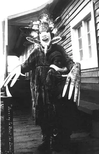 Eskimo-medicijnman drijft kwade geesten uit bij een jongen, ca. 1890