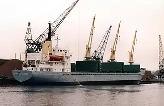 De Esmeralda brengt een lading veengrond in 1995