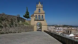 Klokkenmuur aan de voet van de burchtkerk