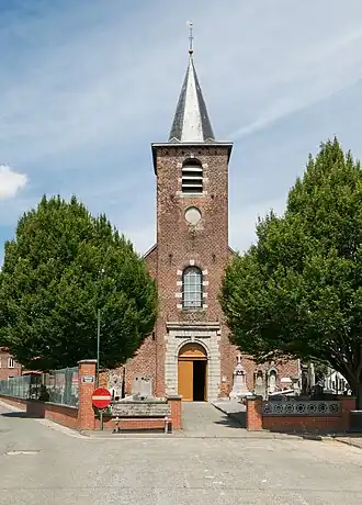 Kerk en toegang tot kerkhof.