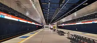Het perron van het station