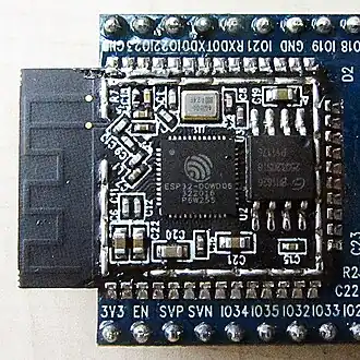 Een ESP32 D0WDQ6-chip op een module.