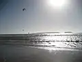 Kitesurfer (met op de achtergrond de Iles Purpuraires)