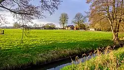 Kloosterterrein. De sloot op de voorgrond vormt een restant van de vroegere buitengracht. Deze gracht heeft waarschijnlijk als opvaart gediend naar de Hunze.