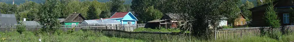 Traditionele houten woningen in Esso