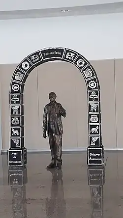 Standbeeld van Ariano Suassuna in de foyer van het theater