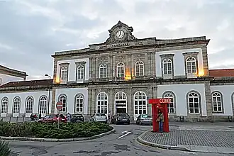 De voorgevel van het station in 2014