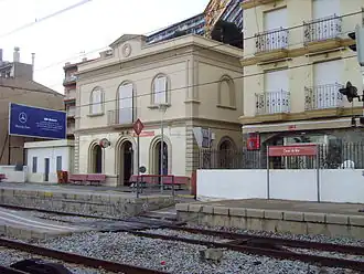De perrons van station Canet de Mar, verbonden door een overweg.