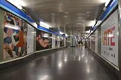 De reizigerstunnel tussen de noordelijke toegang en de perrons